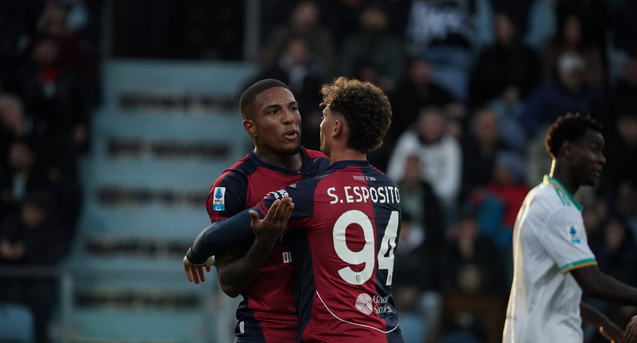 Φολορούνσο και Εσπόζιτο της Κάλιαρι πανηγυρίζουν / Πηγή: Imago