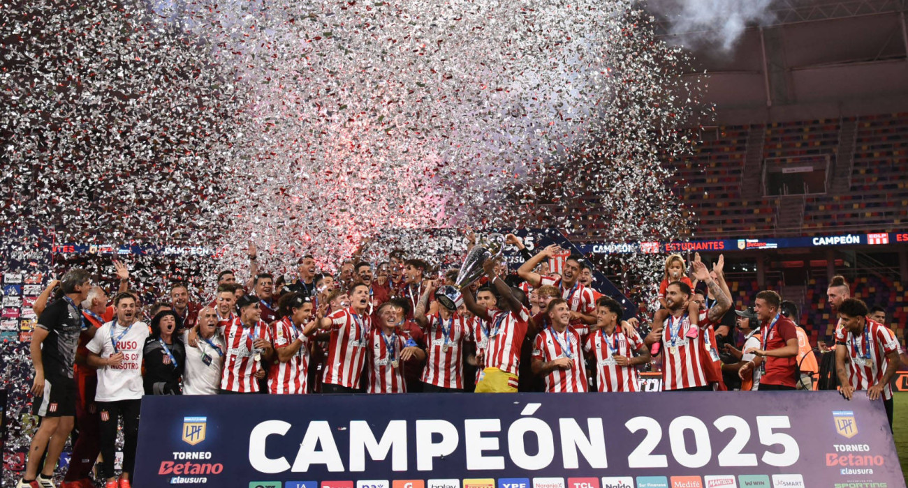 Οι παίκτες της Εστουδιάντες πανηγυρίζουν την κατάκτηση του Torneo Clausura / Πηγή: Imago