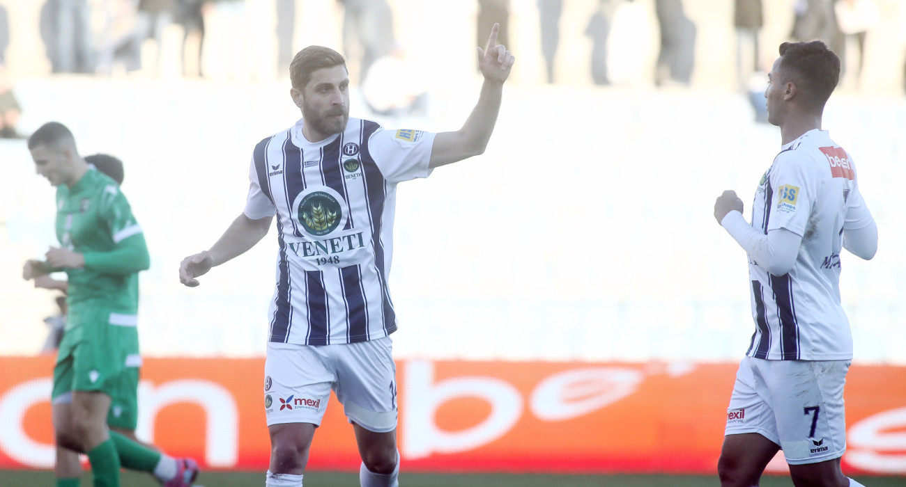 Ο Γιώργιος Μάναλης σκοράρει με τον Ηρακλή / Πηγή: Intime