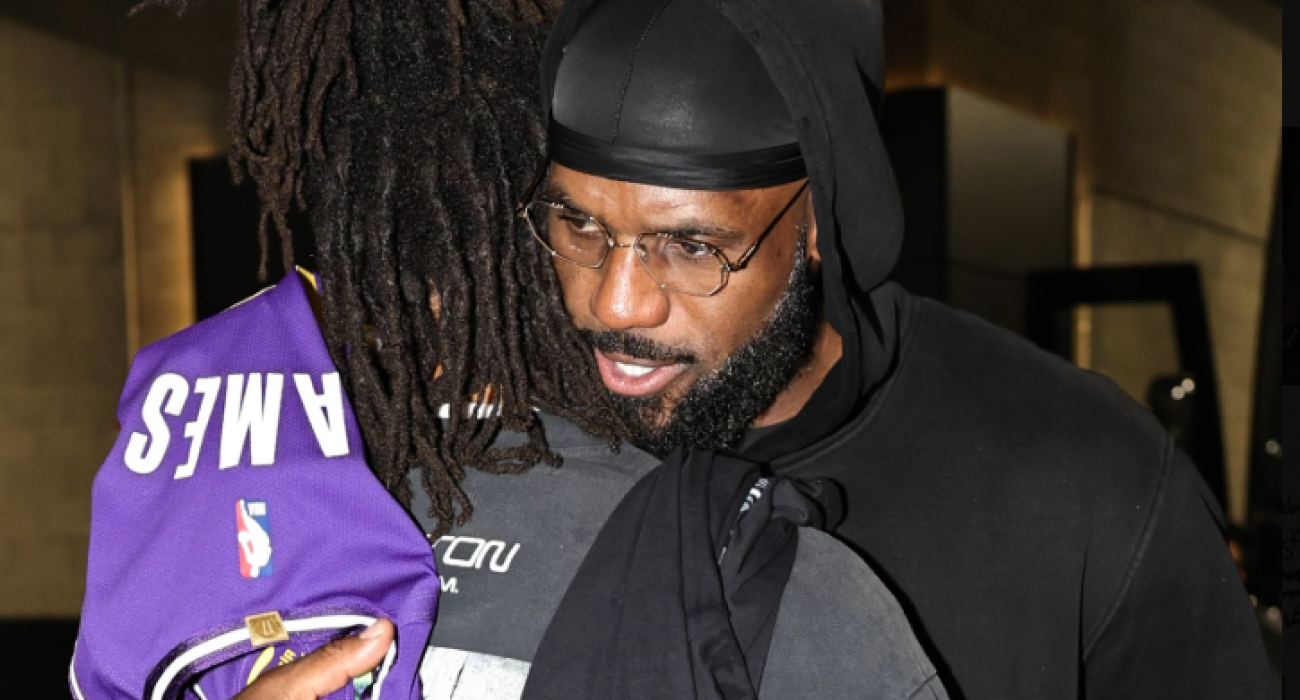 Ο 40χρονος ΛεΜπρόν αγκαλιάζει τον 21χρονο Καστλ / Πηγή: NBA (X)