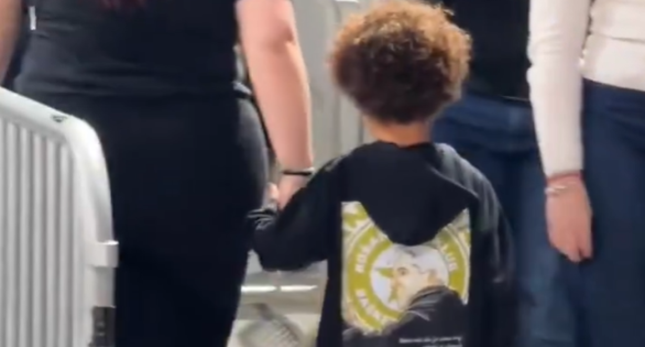 Ο γιός του Λεσόρ με μπλούζα Ομπράντοβιτς