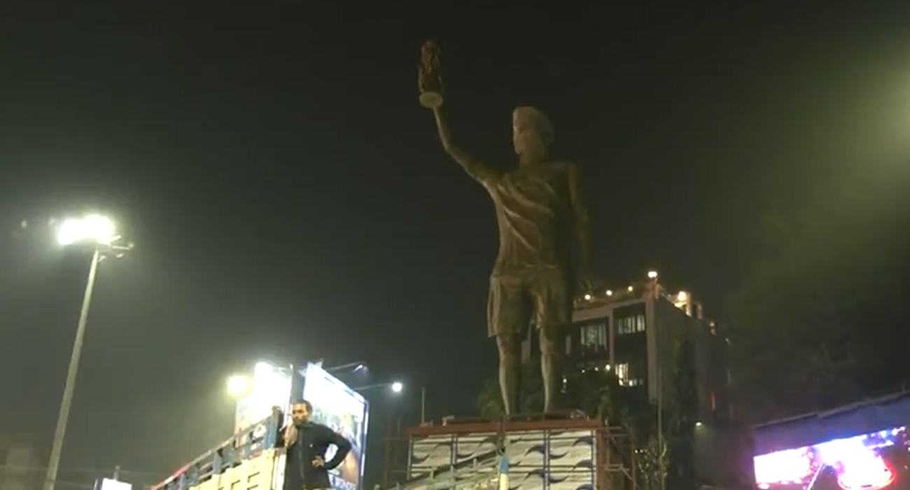 Το άγαλμα στην Ινδία για τον Λιονέλ Μέσι / Screenshot