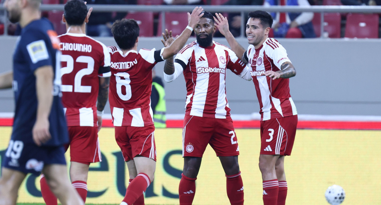 Οι ποδοσφαιριστές του Ολυμπιακού πανηγυρίζουν / Πηγή: intim