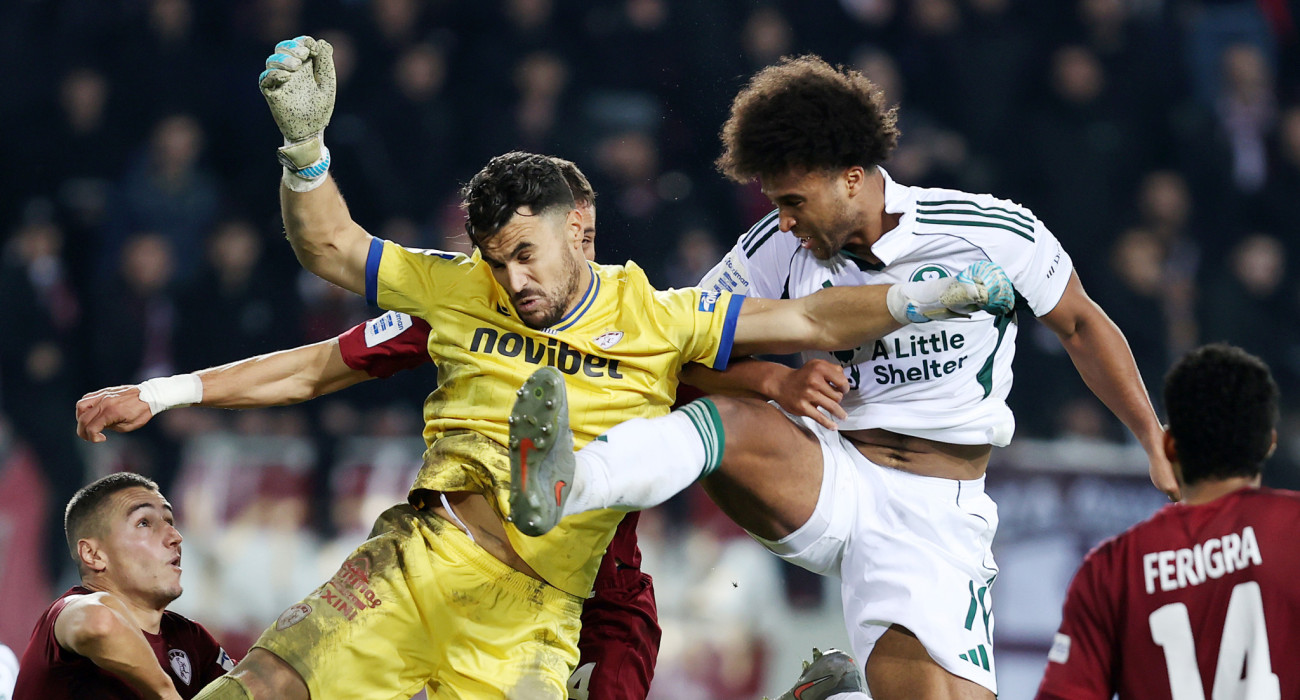 Στιγμιότυπο με πρωταγωνιστές τους Πάλμερ-Μπράουν και Αναγνωστόπουλο στα τελευταία λεπτά του αγώνα ΑΕΛ Novibet-Παναθηναϊκός - ΠΗΓΗ: ΙΝΤΙΜΕ