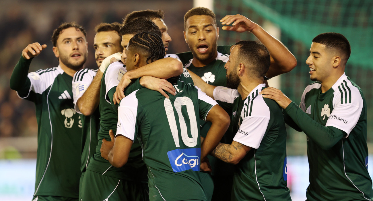 Οι παίκτες του Παναθηναϊκού πανηγυρίζουν τη νίκη που σημείωσαν εναντίον του Βόλου - ΠΗΓΗ: ΙΝΤΙΜΕ