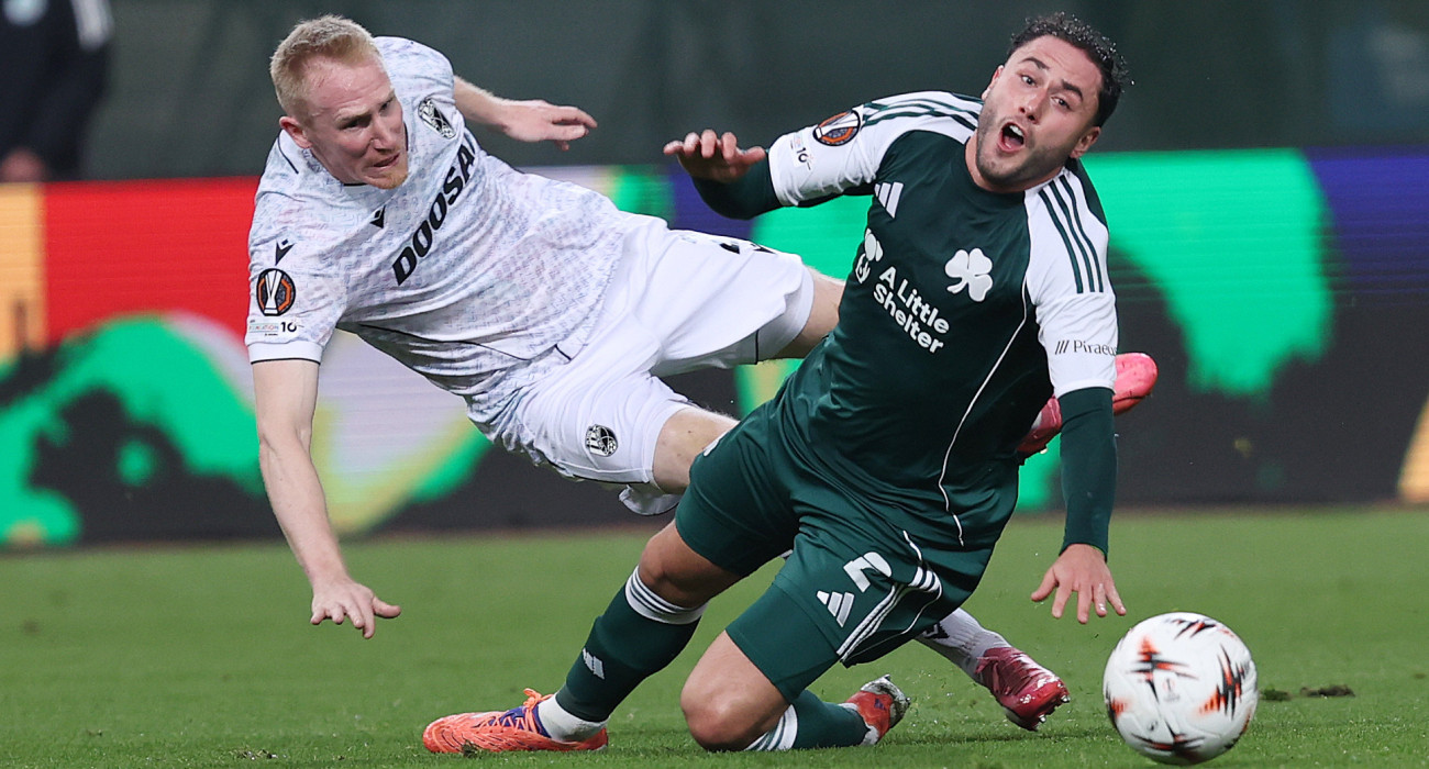 Ο Ντάβιντε Καλάμπρια σε μία απ' τις προσπάθειές του στον αγώνα του Παναθηναϊκού με την Πλζεν - ΠΗΓΗ: ΙΝΤΙΜΕ