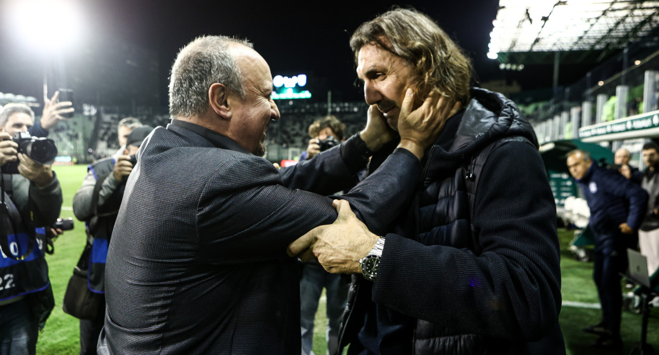 Ο Ράφα Μπενίτεθ με τον Σωτήρη Κυργιάκο, πριν από τον αγώνα του Παναθηναϊκού με την Κηφισιά στο Κύπελλο - ΠΗΓΗ: ΙΝΤΙΜΕ