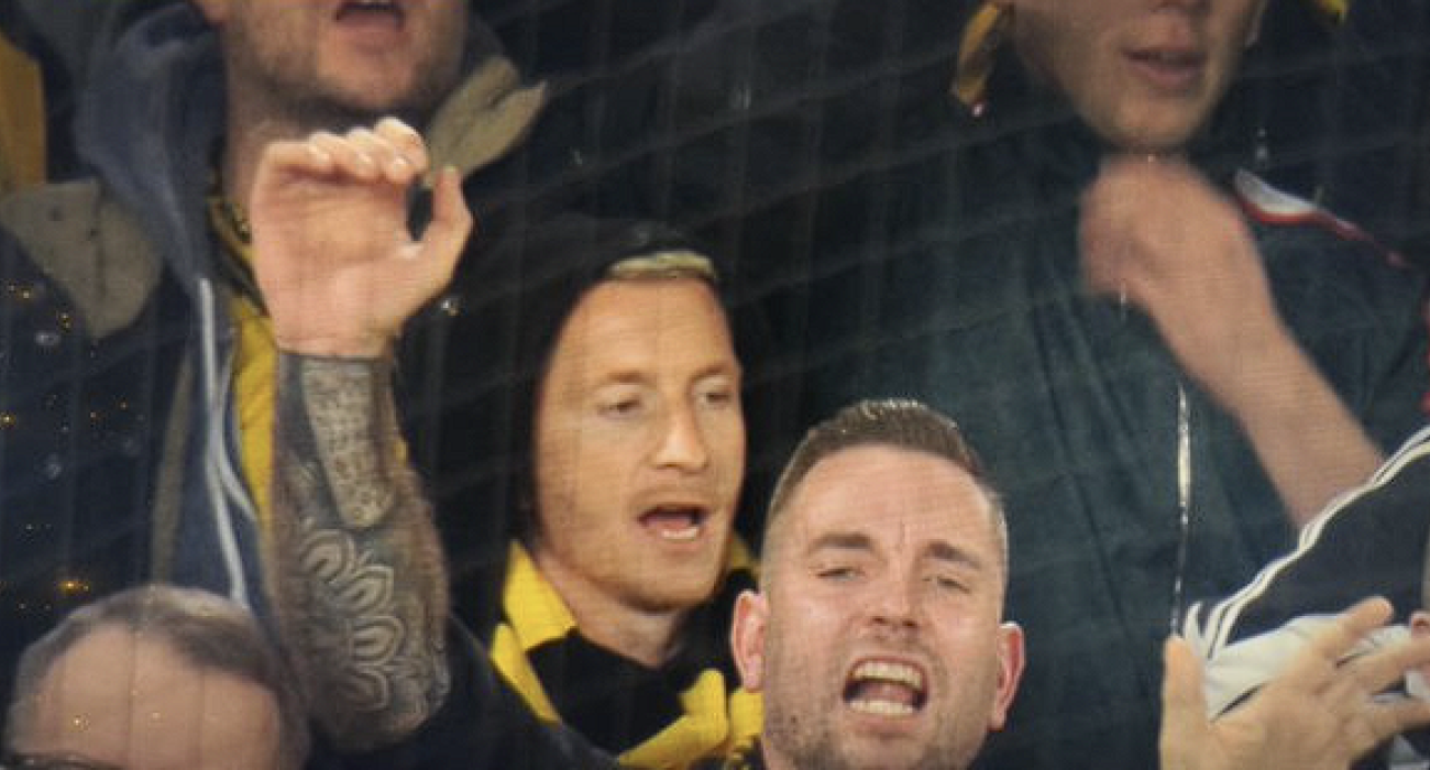 Ο Μάρκο Ρόις στην κερκίδα του «Βεστφάλεν» / Screenshot