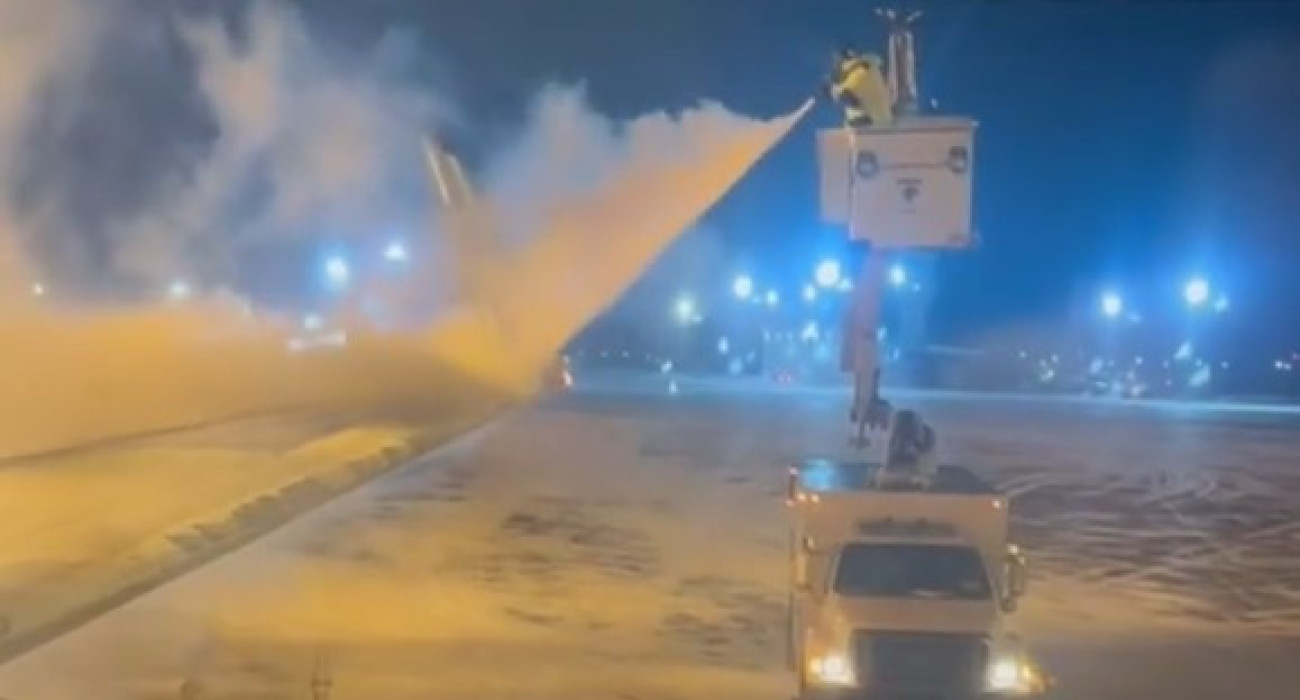 Υπάλληλοι του αεροδρομίου... ξεπαγώνουν το αεροπλάνο / Screenshot