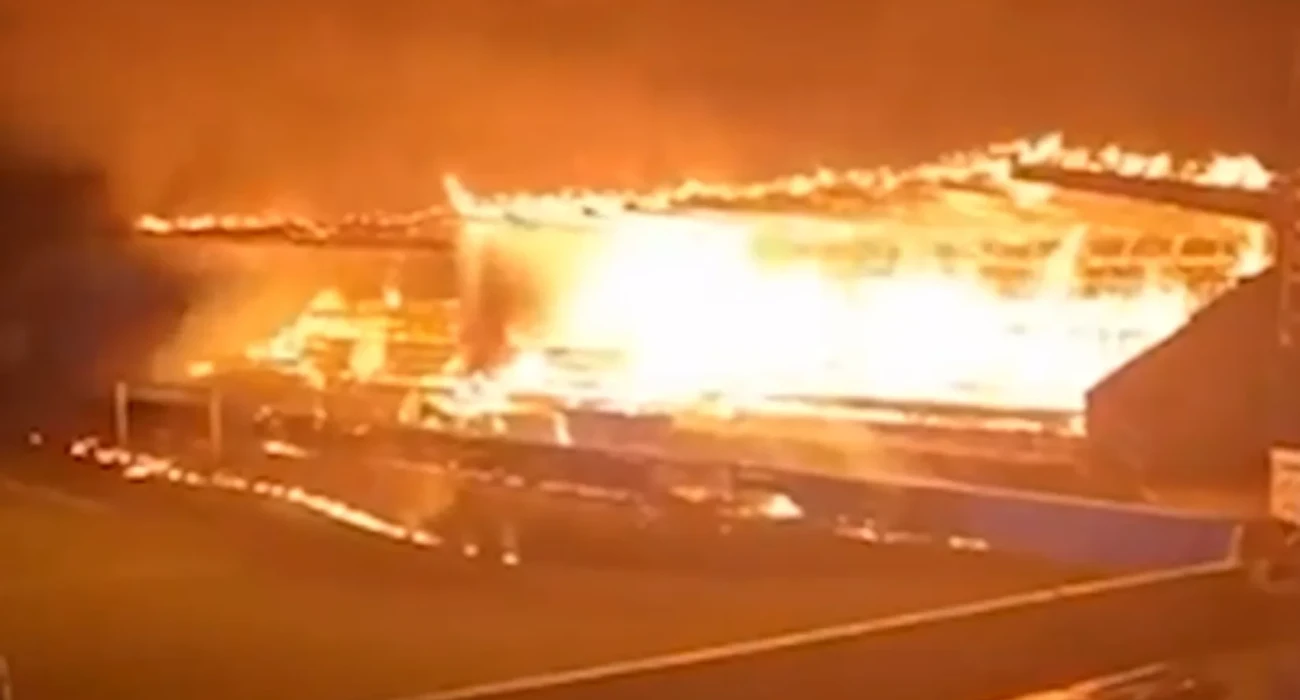 Η φωτιά στο γήπεδο της Χάκα / Screenshot