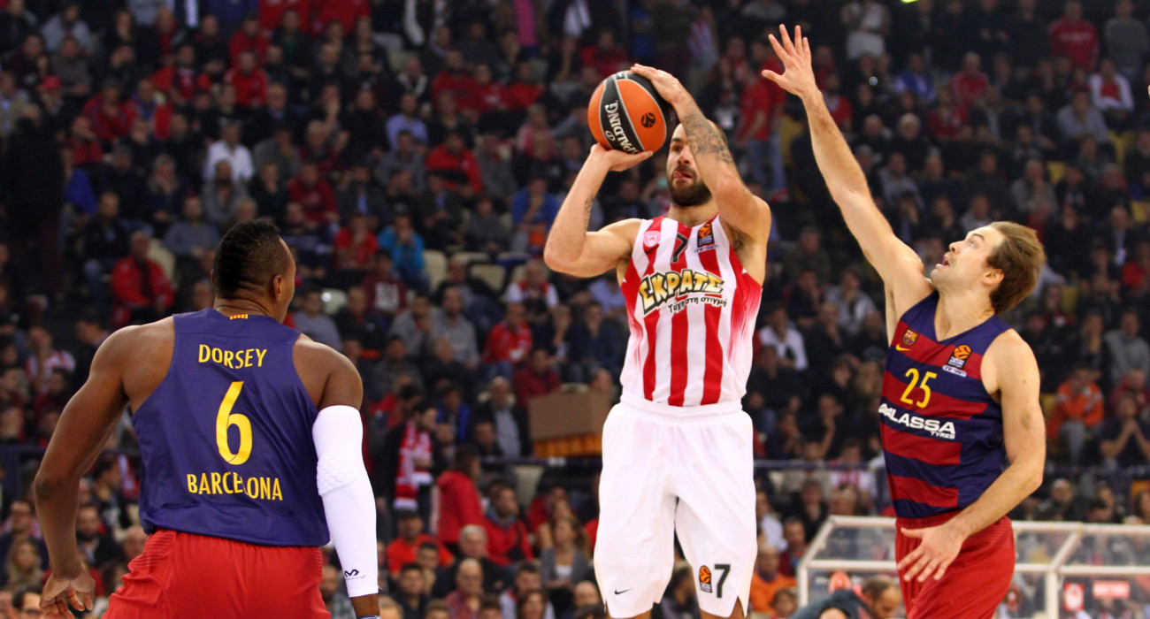 Στιγμιότυπο από παιχνίδι ανάμεσα σε Ολυμπιακό και Μπαρτσελόνα το 2015 με τον Βασίλη Σπανούλη να σουτάρει, Πηγή: Eurokinissi