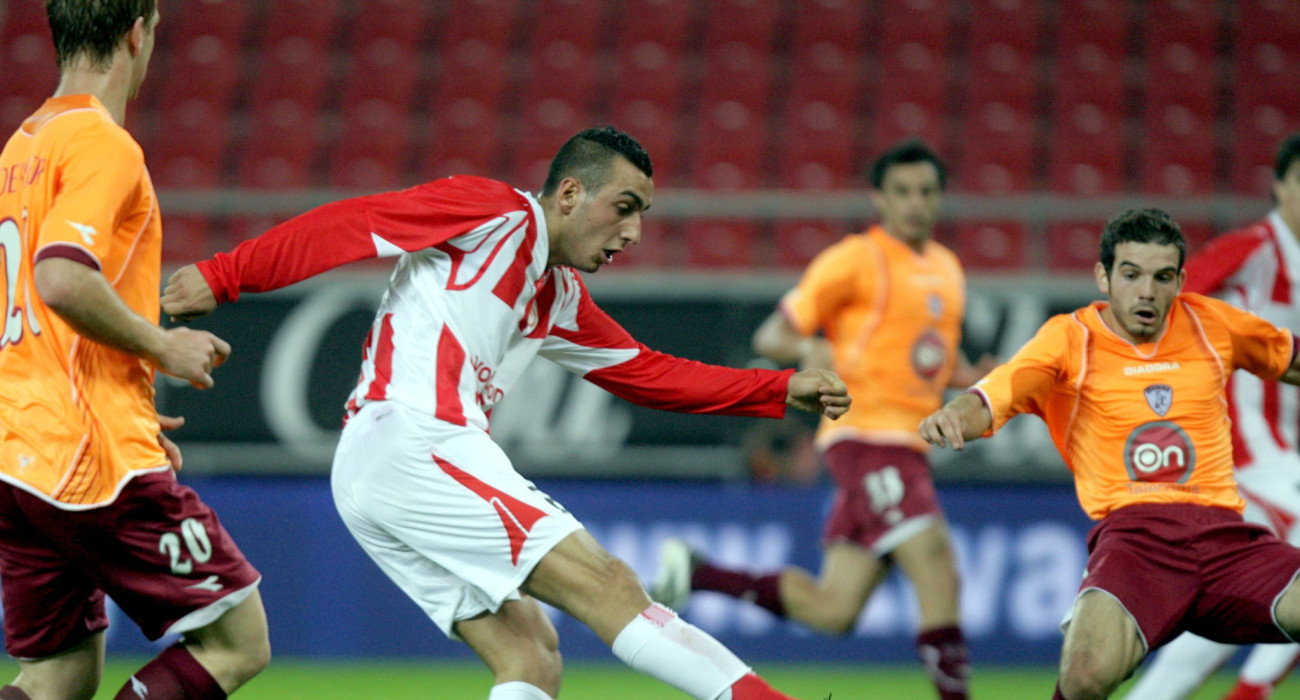 Ο Κώστας Μήτρογλου με τη φανέλα του Ολυμπιακού / Πηγή: Eurokinissi