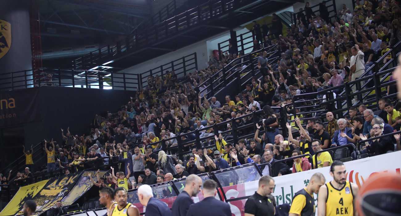 Ο κόσμος της ΑΕΚ στη Sunel Arena - Πηγή: Intime