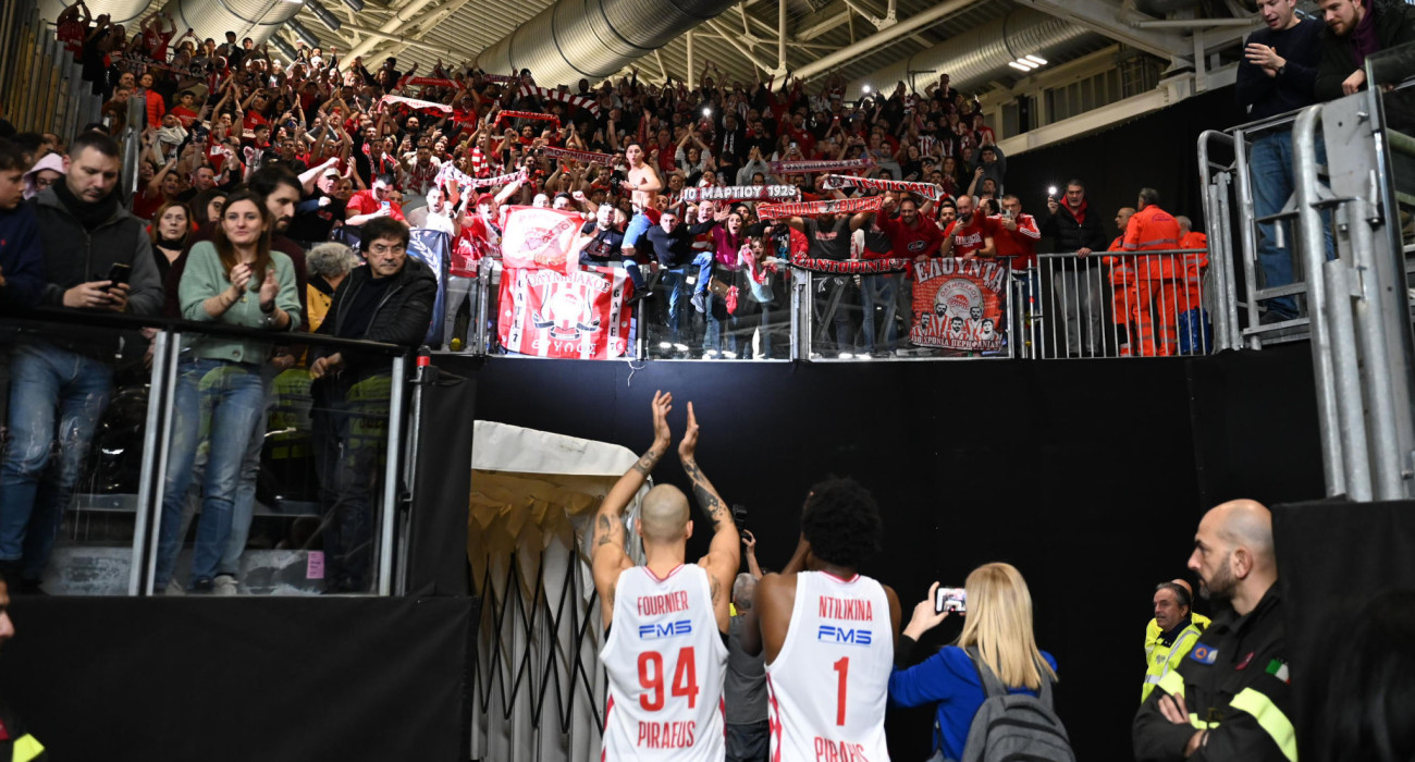 O Εβάν Φουρνιέ χαιρετάει τον κόσμο του Ολυμπιακού / Πηγή: Eurokinissi