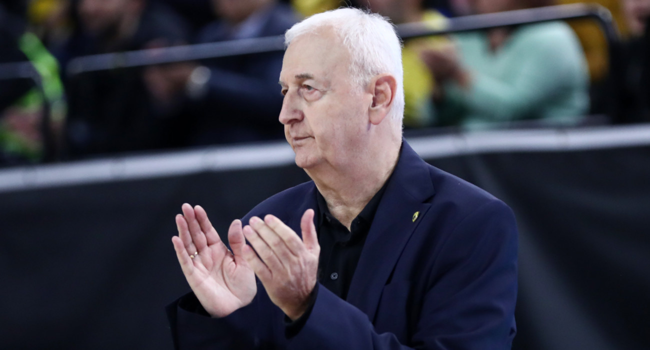 Ο Ντράγκαν Σάκοτα στον πάγκο της ΑΕΚ, Πηγή: Intime