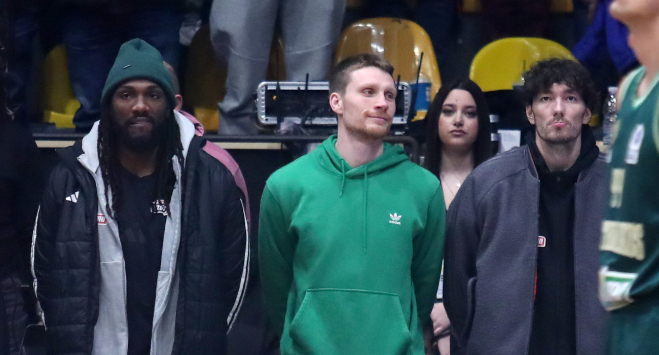 Οι παίκτες του Παναθηναϊκού με ζακέτες