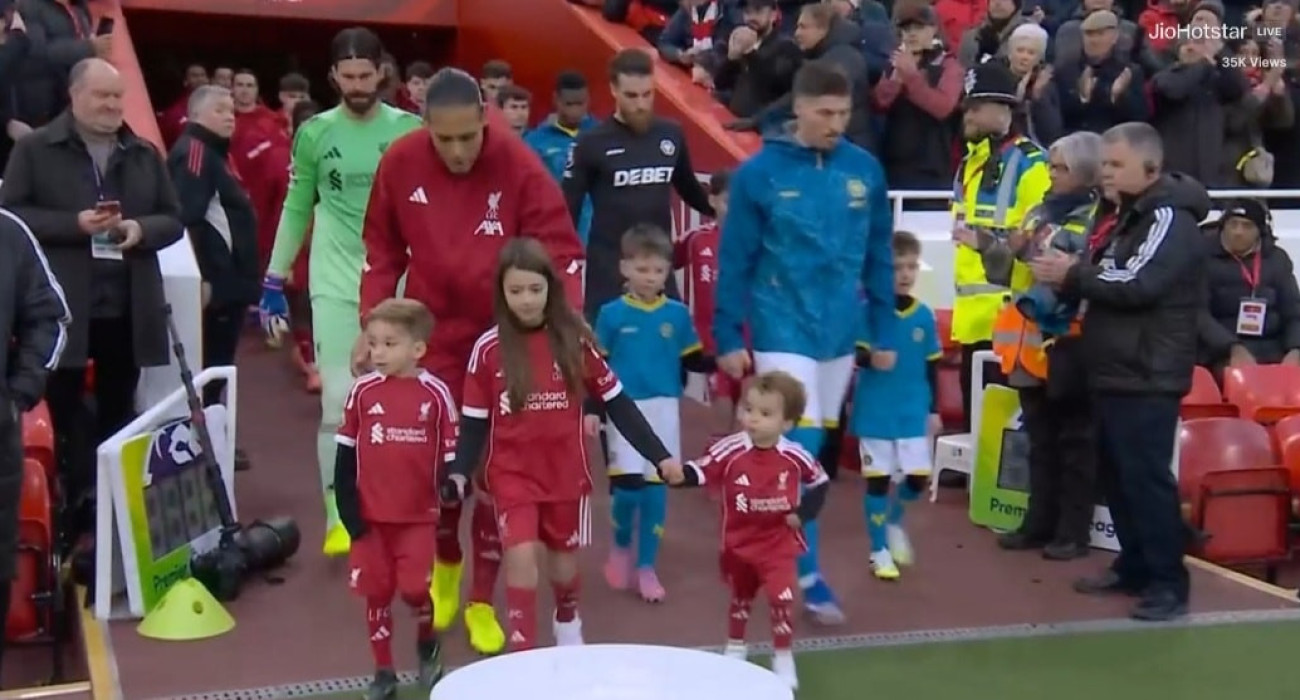 Τα παιδιά του Ντιόγκο Ζότα συνοδεύουν τον Βίρτζιλ Φαν Ντάικ / Screenshot