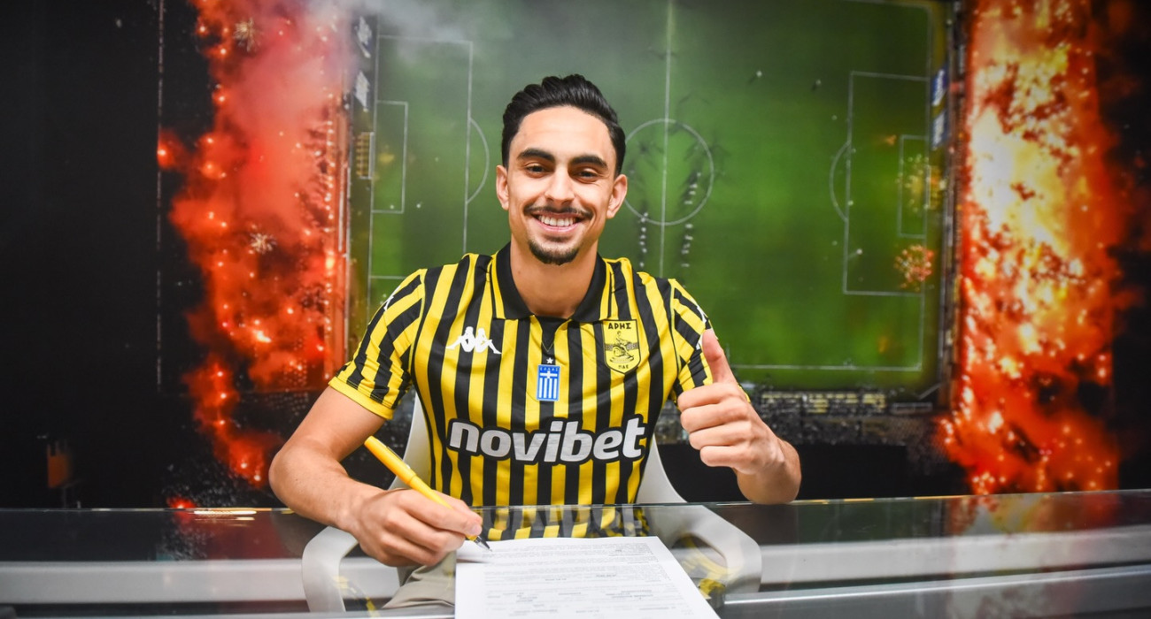 Ο Μπουσαϊντ υπογράφει το συμβόλαιό του/Πηγή: arisfc