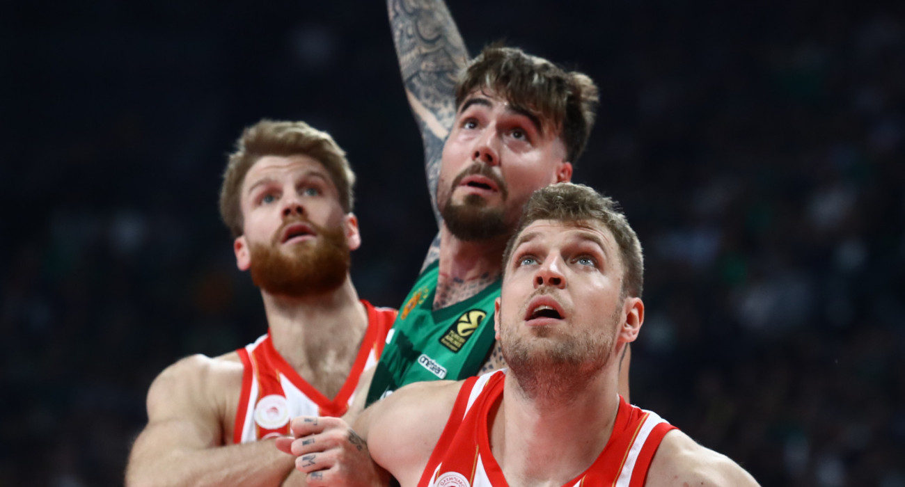 Όλα τα βλέμματα στραμμένα στο ντέρμπι και οι παίκτες αφοσιωμένοι στο πού θα καταλήξει η μπάλα / Πηγή: Eurokinissi