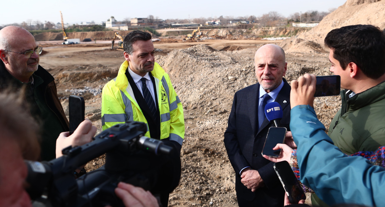 Ο Γιάννης Αλαφούζος με τον Χαρη Δουκα στον Βοτανικό / Πηγή: Eurokinissi