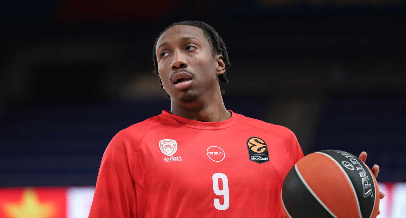 Ο Σέιμπεν Λι με τη φανέλα του Ολυμπιακού/Πηγή: eurokinissi