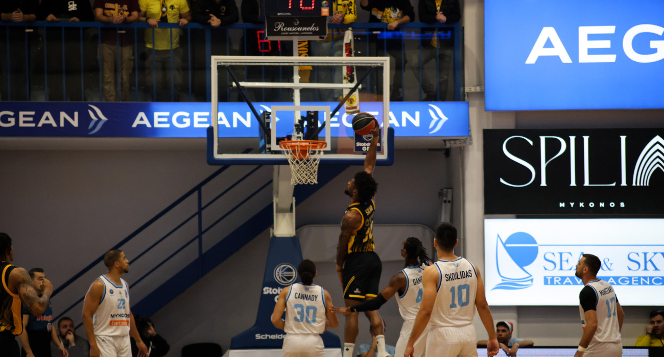 Στιγμιότυπο από το παιχνίδι ανάμεσα σε Μύκονο και ΑΕΚ, Πηγή: Eurokinissi