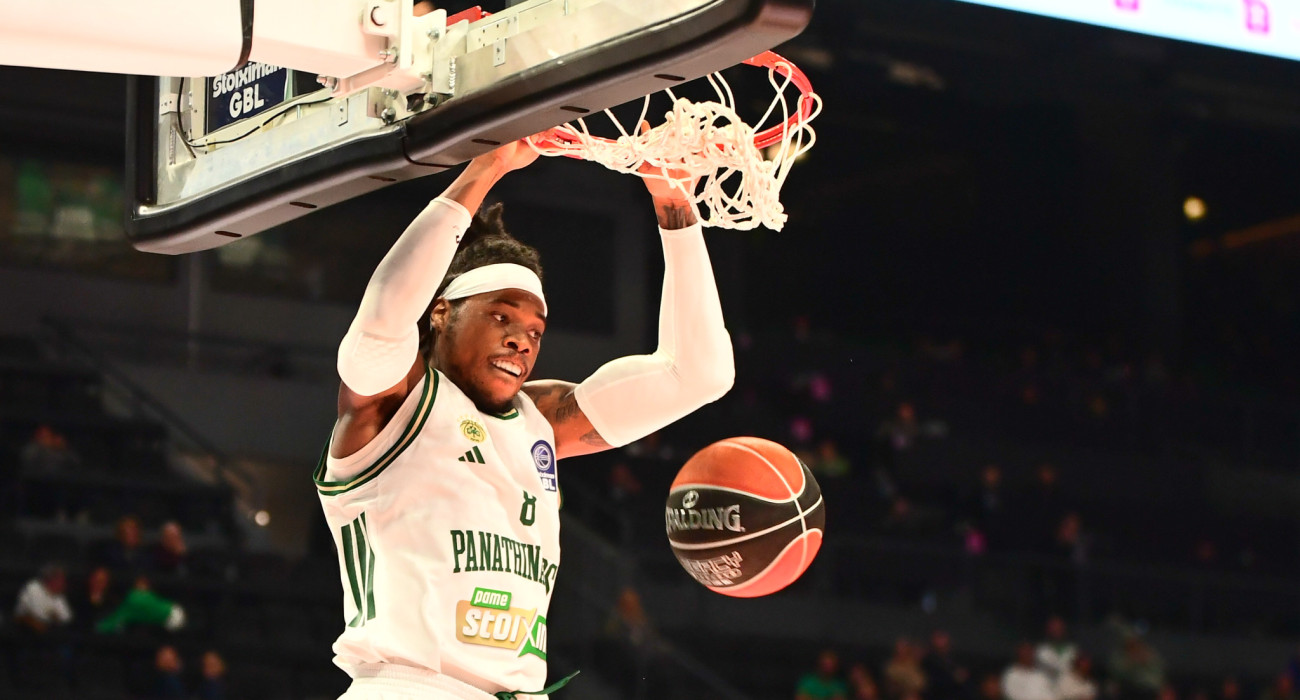 Ο Ρισόν Χολμς που καρφώνει με μανία στο καλάθι του Ηρακλή / Πηγή: Eurokinissi