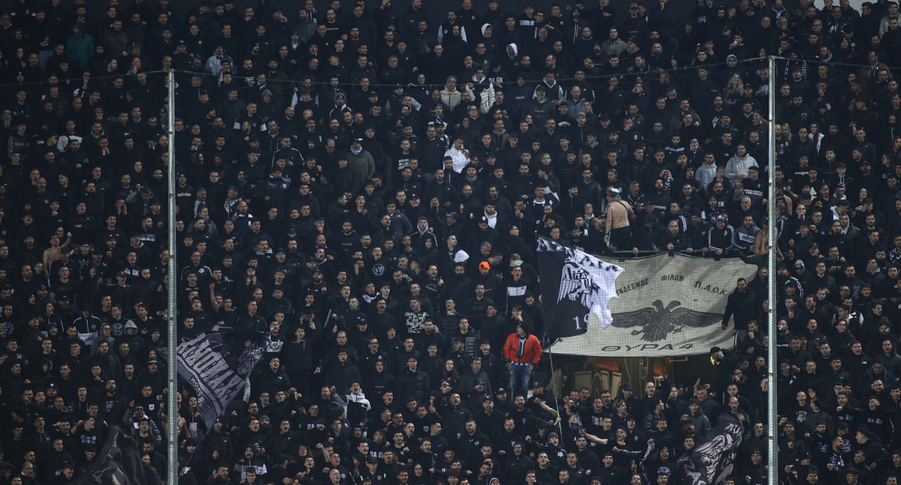 Οι οπαδοί του ΠΑΟΚ με τον Παναθηναϊκό / Πηγή: Eurokinissi