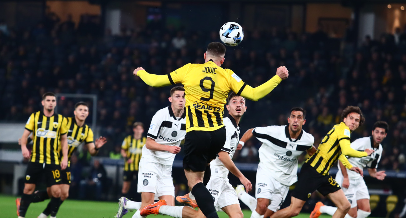 Η κεφαλιά του Γιόβιτς στον Λιούμπιτσιτς στο οφσάιντ-γκολ της ΑΕΚ / Πηγή: Eurokinissi