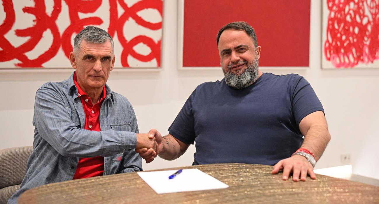 O Βαγγέλης Μαρινάκης μαζί με τον Χοσέ Λουίς Μεντιλίμπαρ / Πηγή Eurokinissi