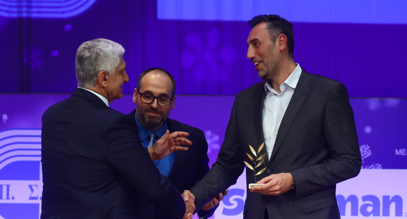 Η βράβευση της Εθνικής μπάσκετ από τον ΠΣΑΤ και η αγκαλιά ανάμεσα σε Ντικούδη και Παναγιώτη Γιαννάκη, Πηγή: Eurokinissi