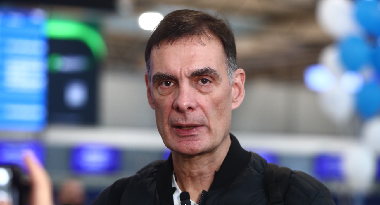 Ο Γιώργος Μπαρτζώκας στην αναχώρηση για την Μπολόνια / πηγή: eurokinissi