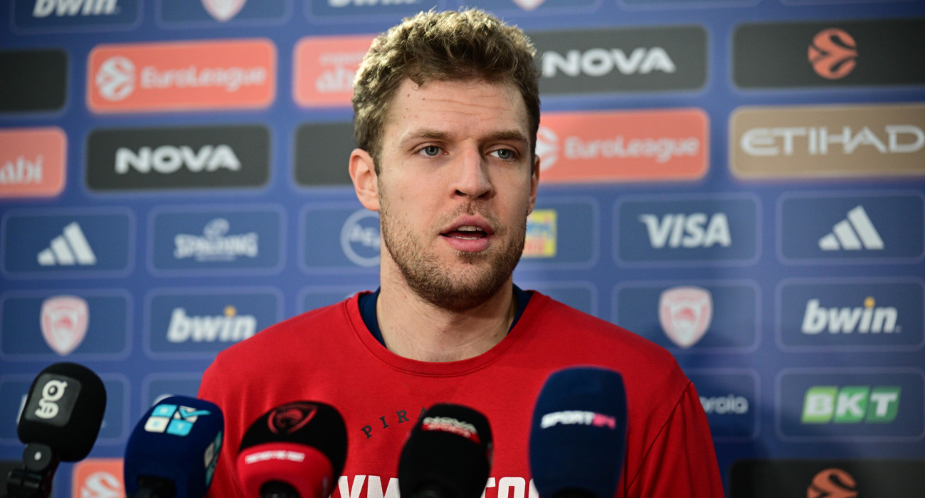 Βεζένκοφ: «Πρέπει να κάνουμε το τέλειο παιχνίδι - Η νίκη και η ήττα ξεχνιούνται σε ένα βράδυ»