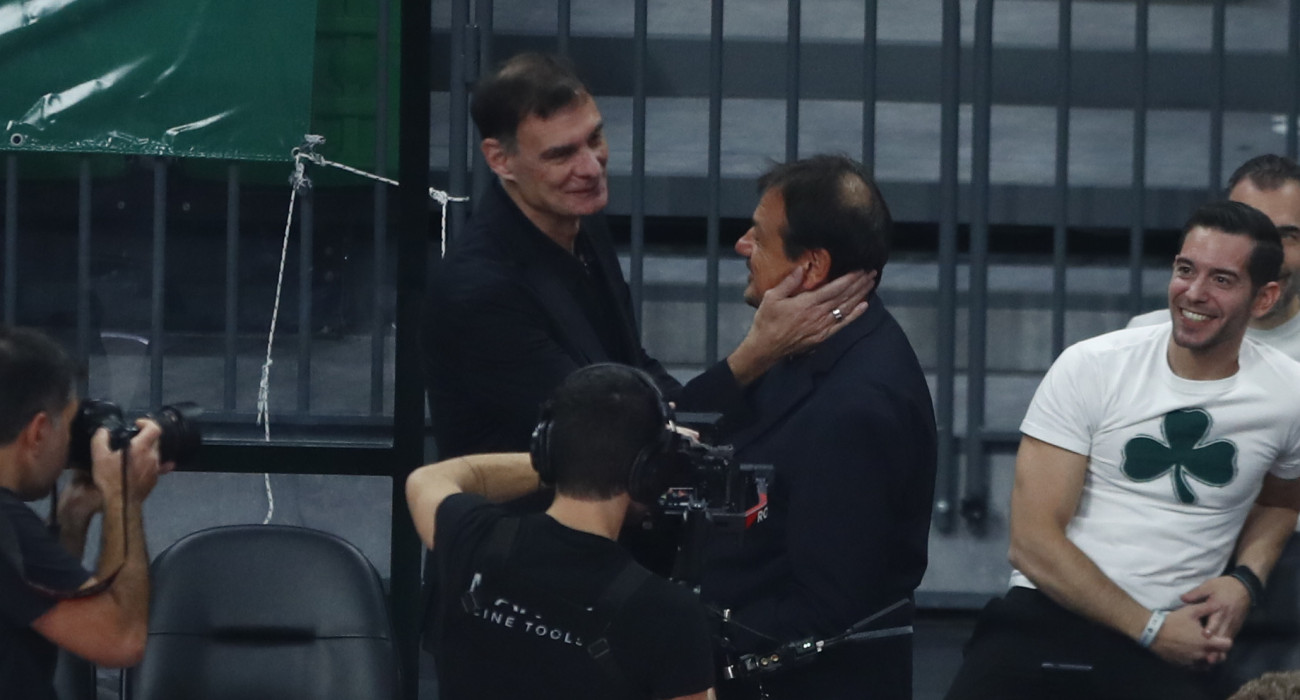 Χειραψία Μπαρτζώκα - Αταμάν στο Telekom Center Athens/Πηγή: Eurokinissi