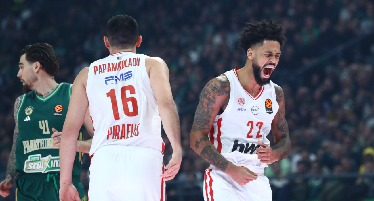 Ο Τάιλερ Ντόρσεϊ με τον Κώστα Παπανικολάου στο ντέρμπι με τον Παναθηναϊκό, Πηγή: Eurokinissi