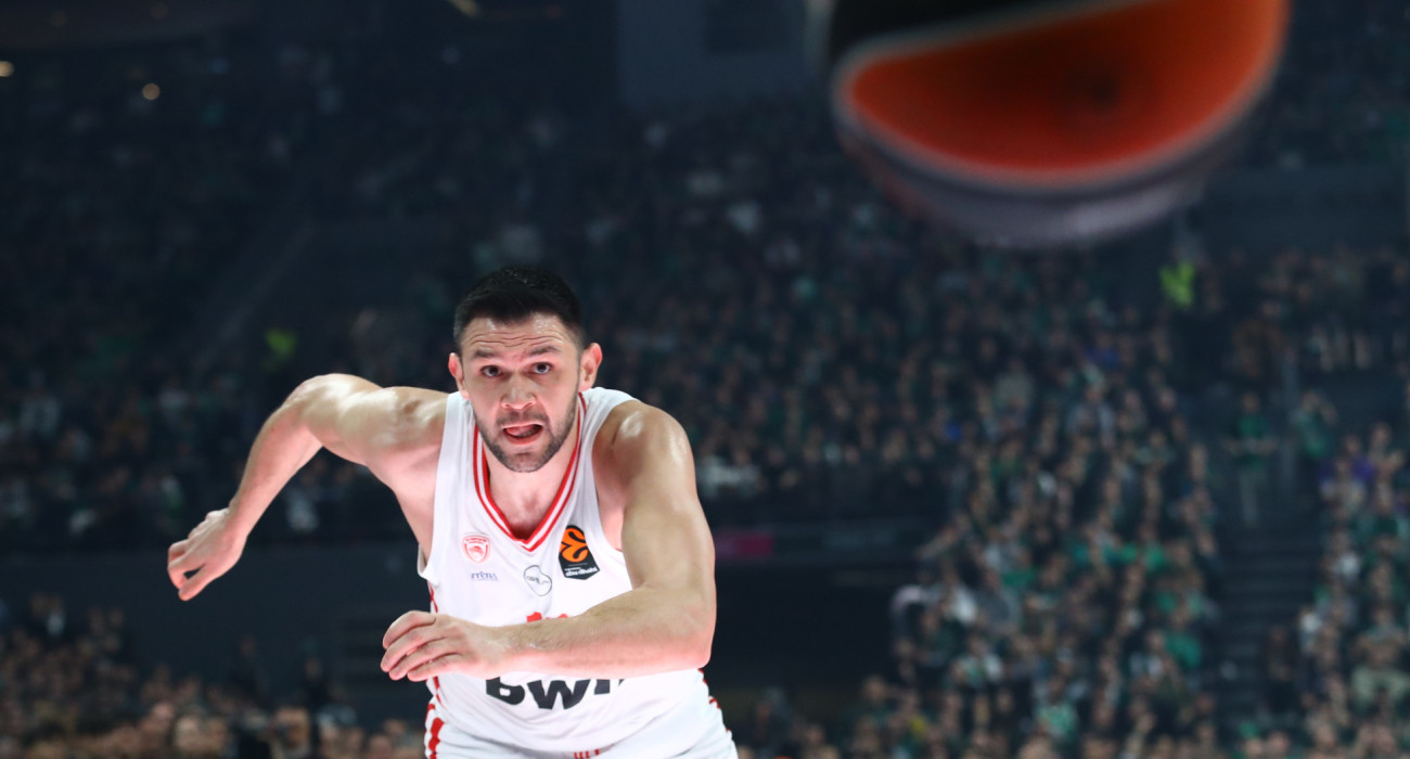 O Κώστας Παπανικολάου στο κυνήγι της... μπάλας / Πηγή: Eurokinissi