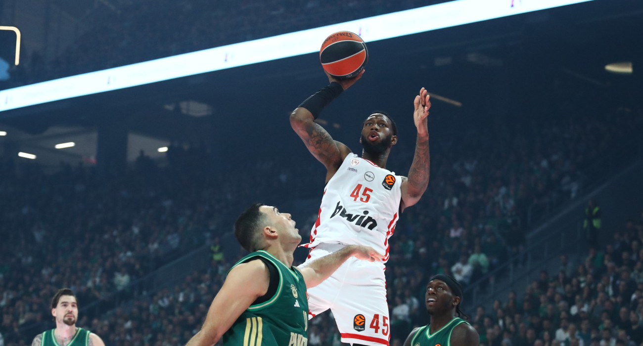 Ο Ντόντα Χολ με τον Κώστα Σλούκα/Πηγή: Eurokinissi