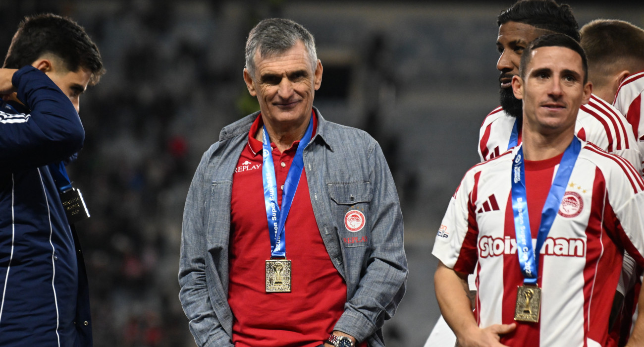 Ο Μεντιλίμπαρ με το μετάλλιο στο στήθος στην απονομή του Super Cup / Πηγή: Eurokinissi