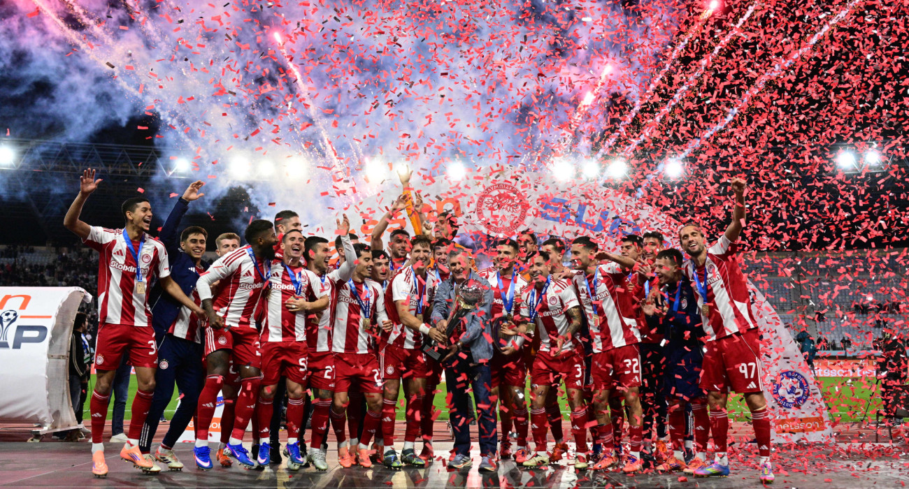 Στιγμιότυπο από την απονομή του Super Cup στα χέρια του Μεντιλίμπαρ και των παικτών του Ολυμπιακού / Πηγή: Eurokinissi