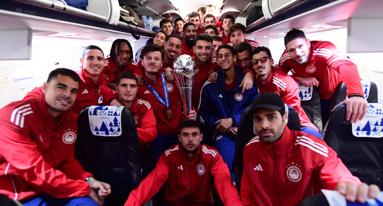 Οι παίκτες του Ολυμπιακού με το τρόπαιο του Super Cup στην πτήση της επιστροφής στην Αθήνα / Πηγή: Eurokinissi