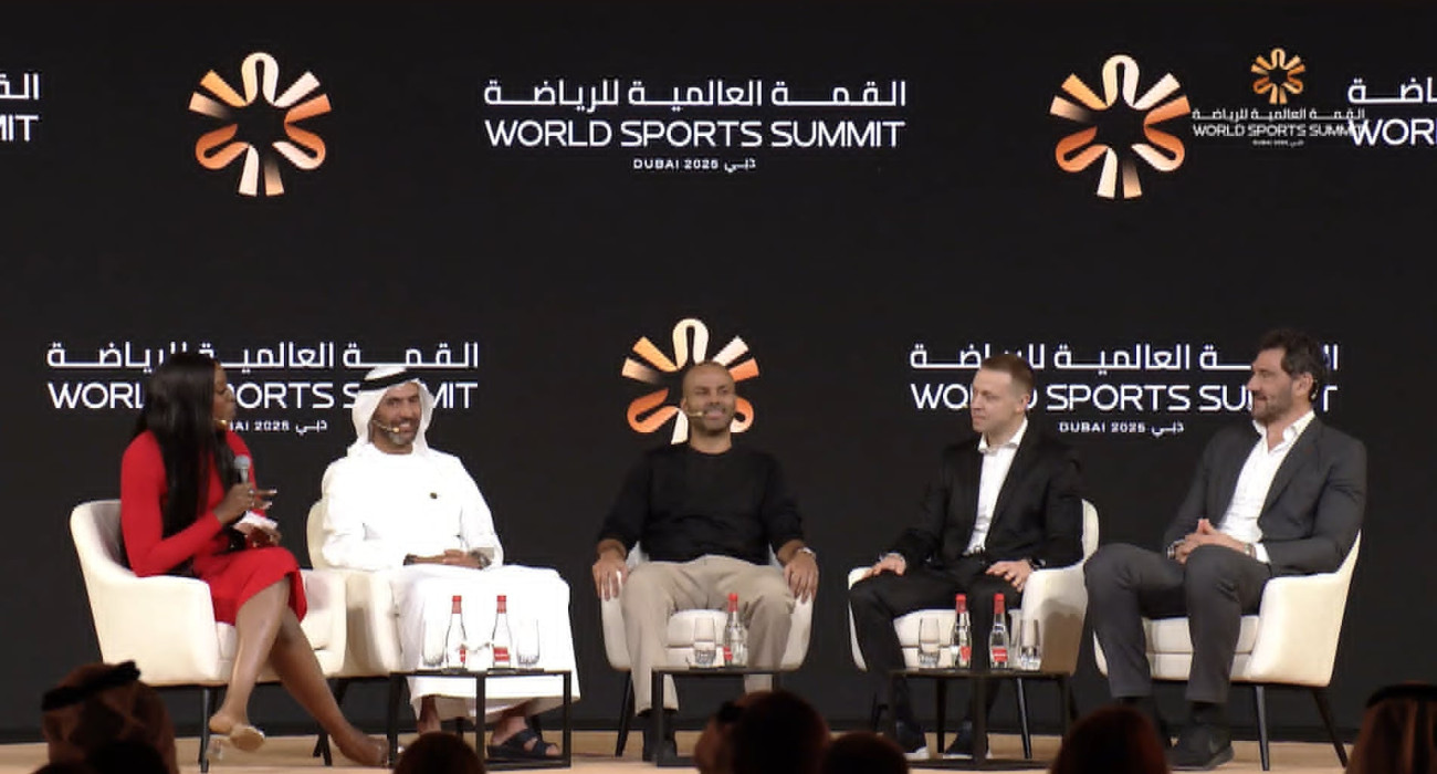 Ο διάλογος ανάμεσα σε Παούλιους Μοτεγιούνας, Τόνι Πάρκερ και Χοσέ Γκαρμπαχόθα στο Παγκόσμιο αθλητικό συνέδριο του Ντουμπάι