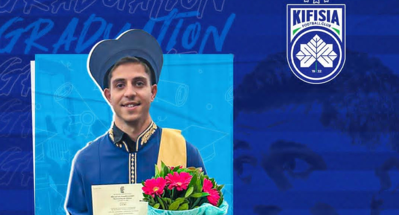 Ο Πάυλος Παντελίδης με το πτυχίο του / Πηγή: Facebook Kifisia FC