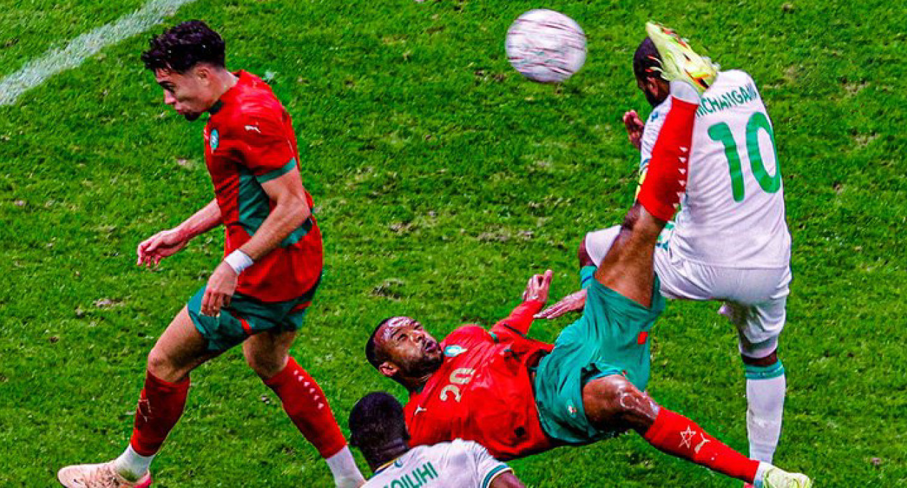 To τρομερό στιγμιότυπο με τον Ελ Κααμπί να κάνει ένα άψογο και εύστοχο «ψαλιδάκι» / Screenshot