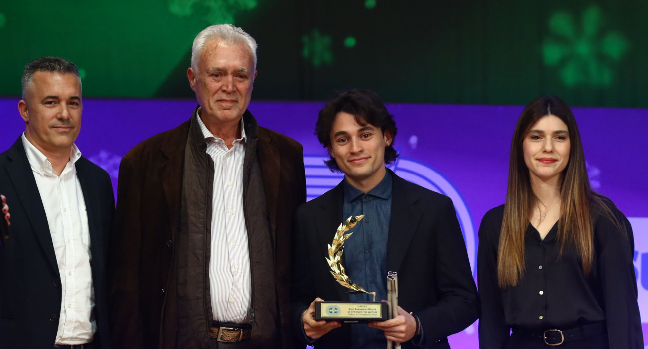 Ο Νίκος Γκαβέλας στη βράβευσή του από τον ΠΣΑΤ / Πηγή: Eurokinissi