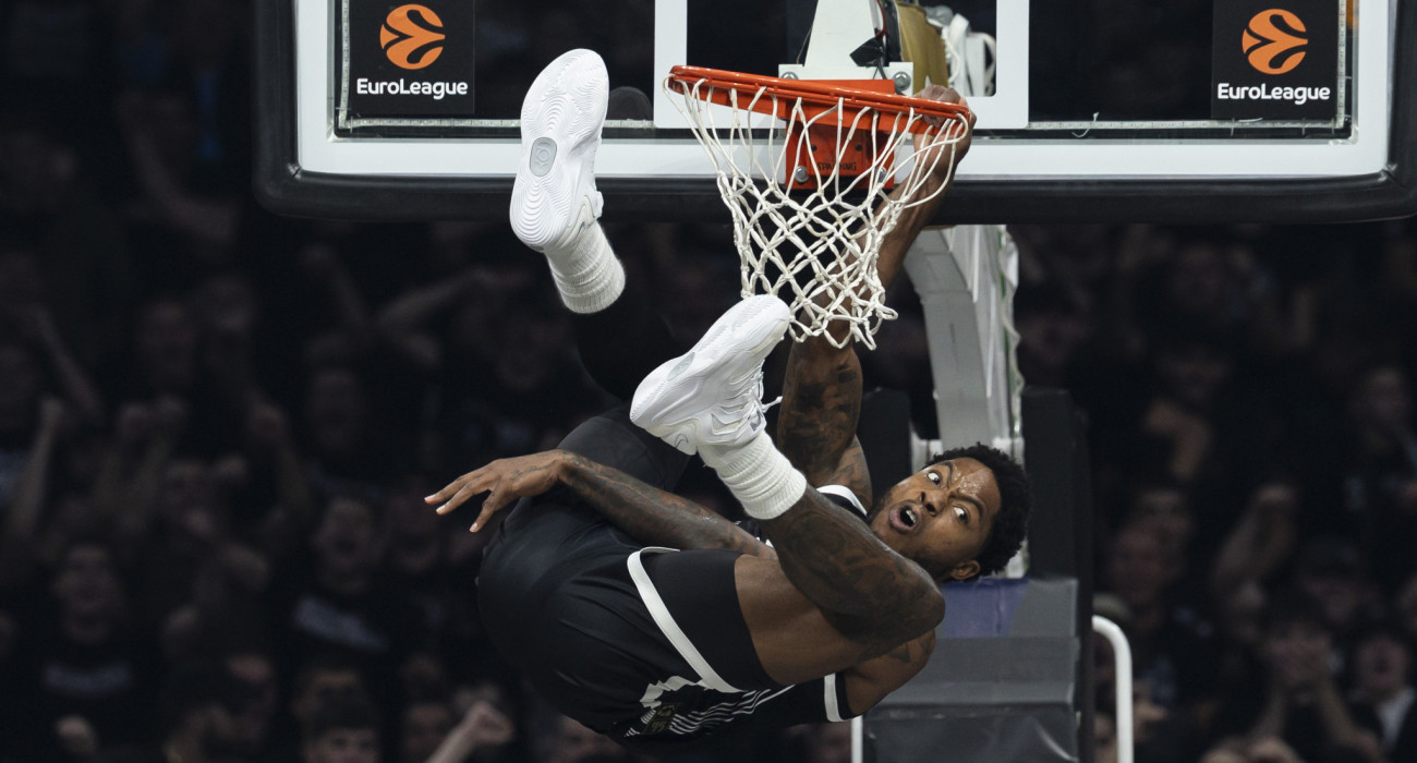 Ο Ταϊρίκ Τζόουνς σε ένα από τα κλασσικά ακροβατικά του / Πηγή: Srdjan Stevanovic / Euroleague Basketball via Getty Images