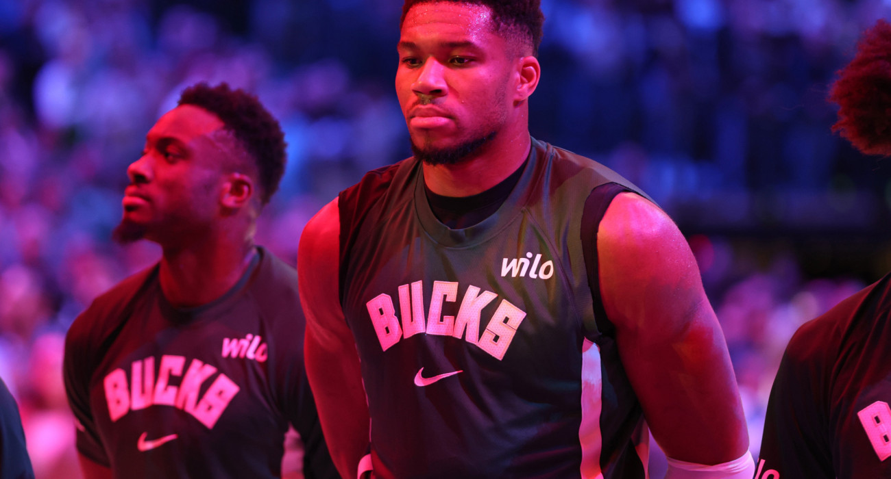 Ο Γιάννης Αντετοκούνμπο σε πρώτο πλάνο και ο αδελφός του Θανάσης σε δεύτερο / Πηγή; Getty Images