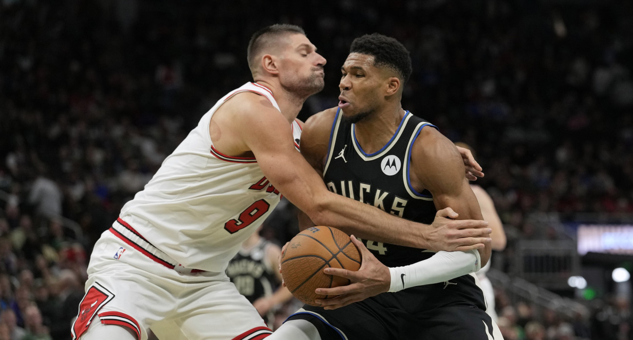 Ο Νίκολα Βούτσεβιτς με τον Γιάννη Αντετοκούνμπο/Photo by Patrick McDermott/Getty Images