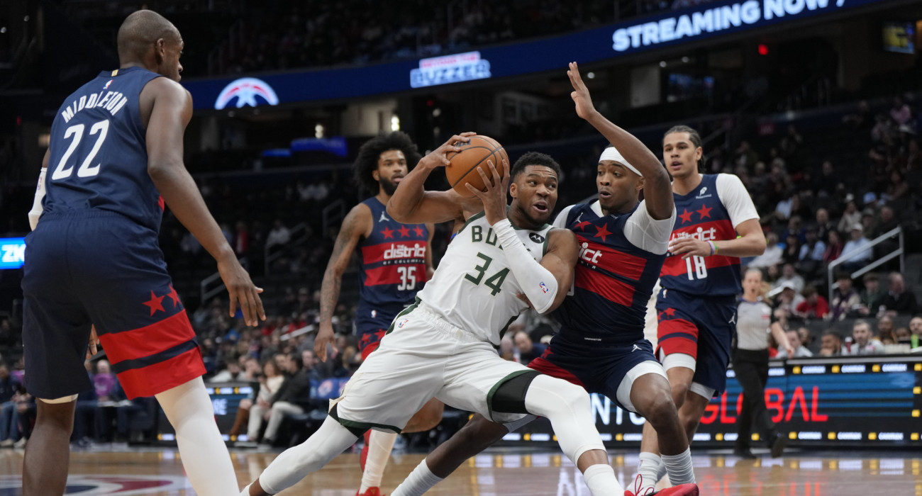 Ο Γιάννης Αντετοκούνμπο σε μία προσπάθεια κόντρα σε... ολόκληρη την Ουάσινγκτον / Πηγή: Jess Rapfogel / Getty Images / Ideal Images