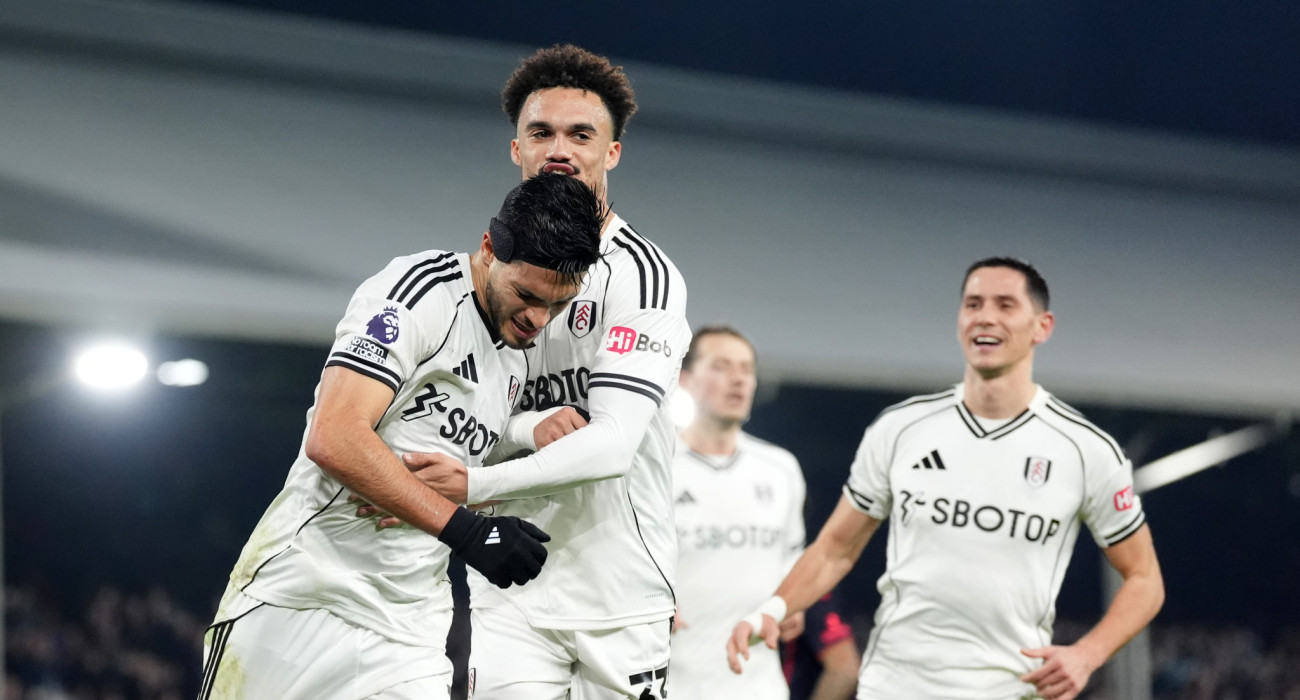 Οι παίκτες της Φούλαμ πανηγυρίζουν το γκολ του Ραούλ Χιμένεθ / Πηγή: Photo by Adam Davy/PA Images via Getty Images