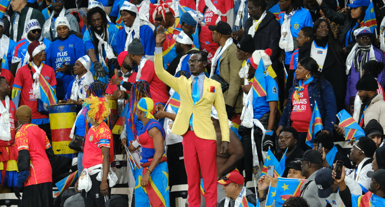 Ο «Λουμούμπα» ακίνητος με συμβολική στάση σώματος παρακολουθεί τον αγώνα του Κονγκό στο Κύπελλο Εθνών Αφρικής / Πηγή: GettyImages